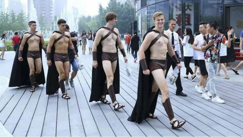 Các người mẫu nước ngoài bán khỏa thân mặc trang phục của các chiến binh Sparta diễu hành trên đường phố trong một chiến dịch quảng bá tại Trung Quốc.