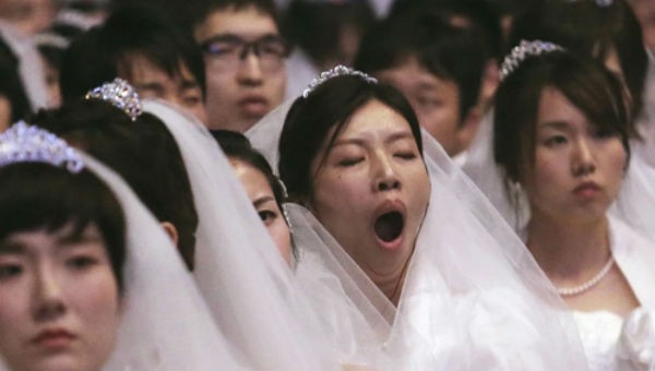 Một cô dâu ngáp dài trong lễ cưới tập thể ở Gapyeong, Hàn Quốc hồi tháng 8/2018