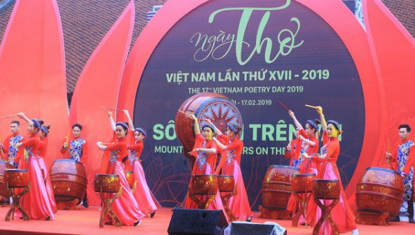 Màn trống hội khai mạc Ngày thơ Việt Nam lần thứ XVII