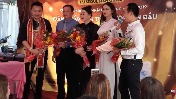 Á hậu Doanh nhân Hoàn vũ năm 2018 Vũ Thanh Thảo (đứng giữa) trong buổi trao 300 suất quà cho bà con nghèo