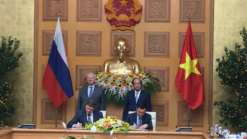 Phó Chủ nhiệm VPCP Nguyễn Xuân Thành và Thứ trưởng Bộ Phát triển số, thông tin liên lạc và truyền thông đại chúng Liên bang Nga Mamonov đã ký kết biên bản làm việc giữa hai bên