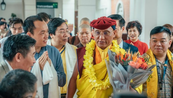 Đức Gyalwang Drukpa được chào đón tại Việt Nam. Ảnh VnExpress