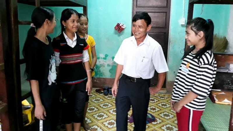 Thầy giáo, Nhà giáo ưu tú Lê Quang Thẩm thăm khu nội trú của các em học sinh