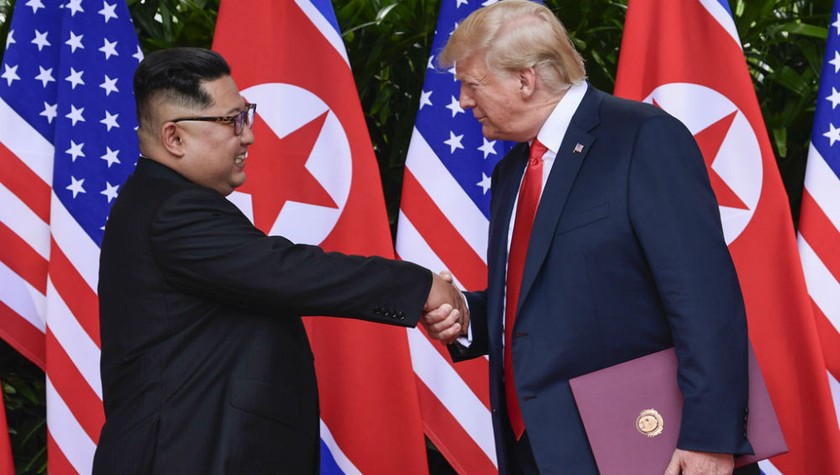 Nhà lãnh đạo Triều Tiên Kim Jong Un (trái) và Tổng thống Trump bắt tay tại Singapore vào ngày 12/6/2018.