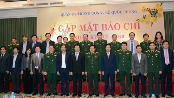 Bộ trưởng Ngô Xuân Lịch cùng các đại biểu chụp ảnh lưu niệm tại buổi gặp mặt báo chí.