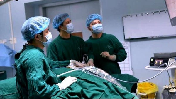 Ê kíp phẫu thuật của BV Nội tiết TW phẫu thuật nội soi tuyến giáp một lỗ cho người bệnh.