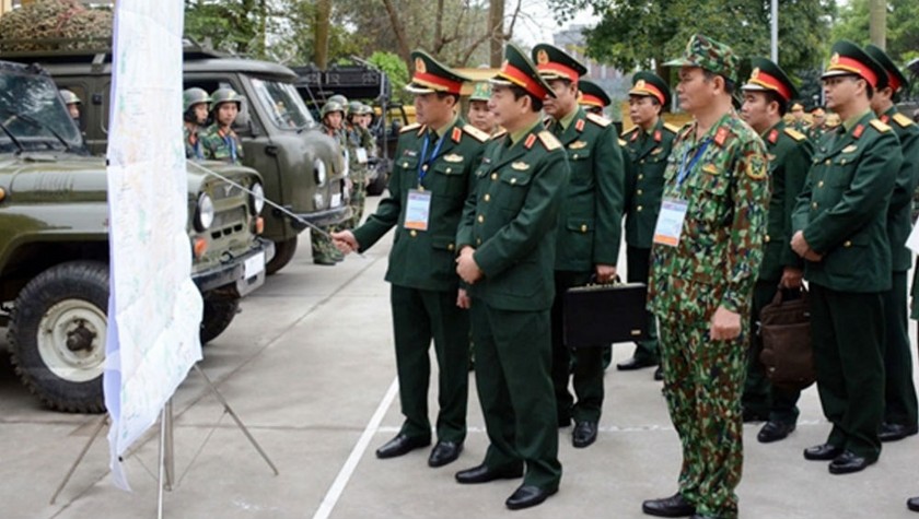Thượng tướng Phan Văn Giang nghe chỉ huy Cục Tác chiến điện tử báo cáo kế hoạch tại thực địa.