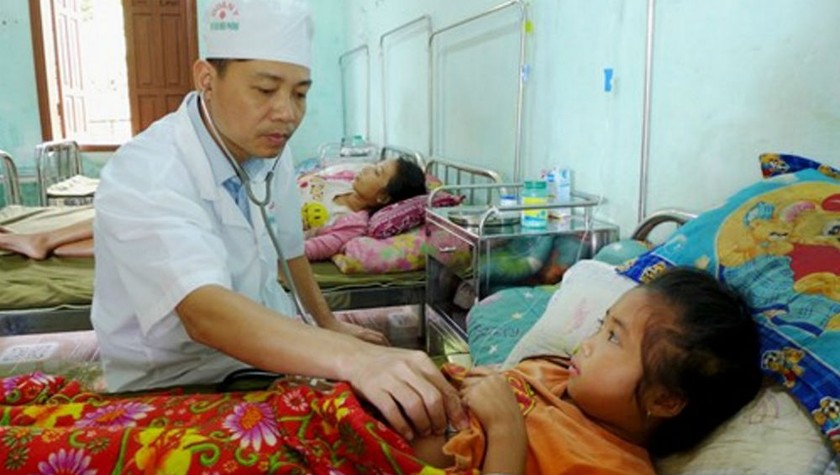 Trạm trưởng Nguyễn Việt Đức khám bệnh cho trẻ em Lào.