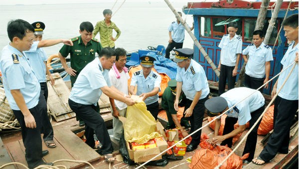 Lực lượng chức năng TP Móng Cái (Quảng Ninh) thu giữ tang vật trong vụ vận chuyển trái phép pháo nổ vào Việt Nam