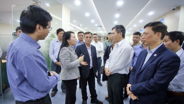 Bộ trưởng Bộ Y tế Nguyễn Thị Kim Tiến trao đổi với các bác sĩ của Trung tâm Giám định BHYT và Thanh toán đa tuyến phía Bắc, BHXH Việt Nam