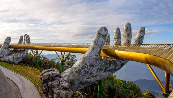 Cầu Vàng ở Đà Nẵng hấp dẫn du khách