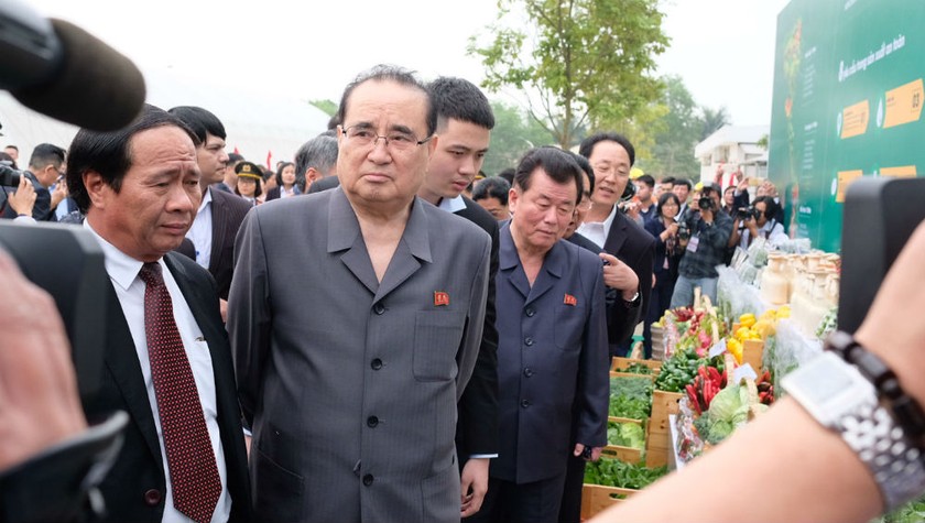 Đoàn đại biểu Triều Tiên tham quan công nghệ làm rau sạch của Việt Nam.