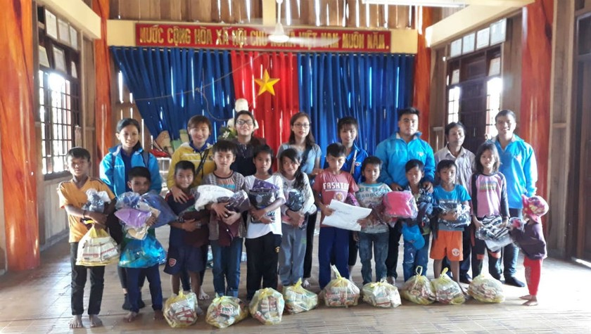 Thành viên CLB Tình nguyện đom đóm Phú Yên trao quà cho trẻ em nghèo