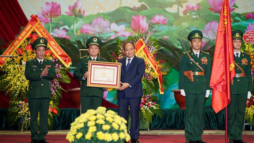 Thay mặt lãnh đạo Đảng, Nhà nước, Thủ tướng Nguyễn Xuân Phúc trao Huân chương Quân công Hạng Nhất tặng Bộ đội Biên phòng