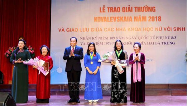Các nhà khoa học nữ nhận giải cá nhân và tập thể Giải thưởng Kovalevskaia năm 2018. Ảnh TTXVN