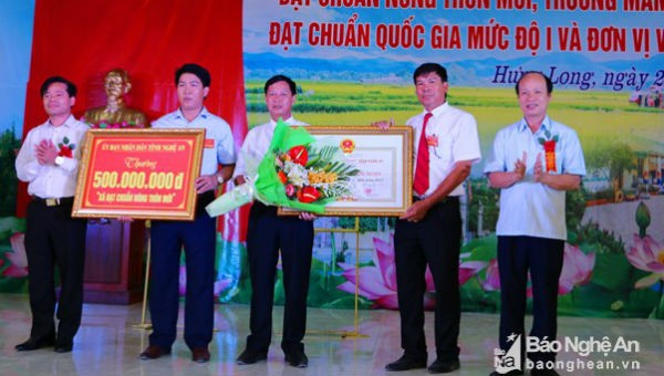 Trao Bằng công nhận đạt chuẩn Quốc gia về xây dựng Nông thôn mới năm 2017 và phần thưởng về đích 500 triệu đồng cho xã Hưng Long