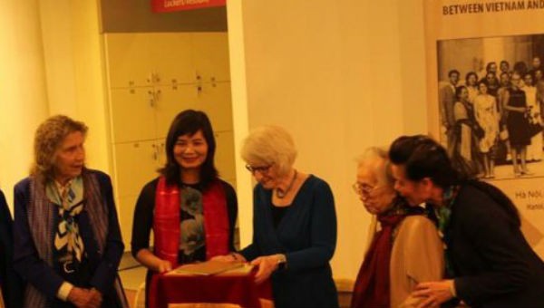 Lễ ký kết trao tặng hiện vật giữa bà Nancy Hollander và Bảo tàng Phụ nữ Việt Nam.
