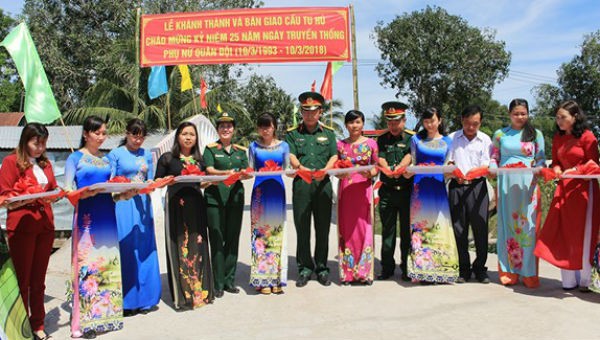 Đại biểu cắt băng khánh thành Cầu Từ Tâm 1 (Tu Hú) tại xã Hòa An, huyện Phụng Hiệp, tỉnh Hậu Giang.