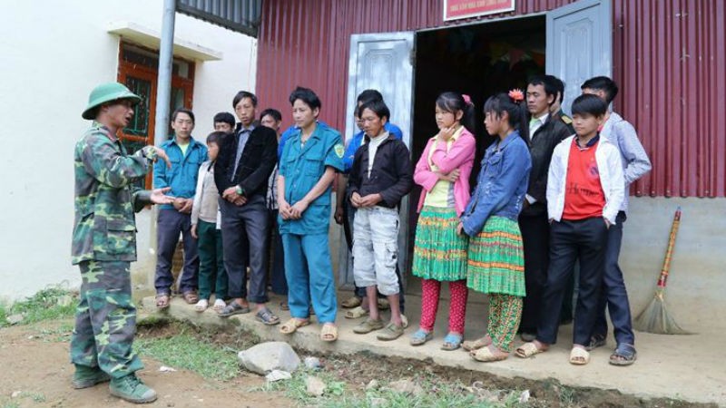 Bộ đội Đoàn KTQP 799 tuyên truyền cho bà con bản Lũng Mần, xã Đức Hạnh, huyện Bảo Lâm, Cao Bằng.