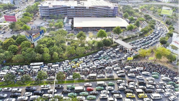 Sân bay Tân Sơn Nhất quá tải, thường xuyên xảy ra tắc nghẽn ở khu vực xung quanh
