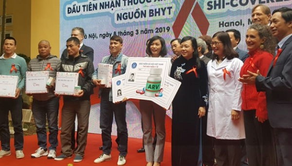 Bộ trưởng Y tế Nguyễn Thị Kim Tiến trao những viên thuốc điều trị ARV từ nguồn BHYT cho người bệnh