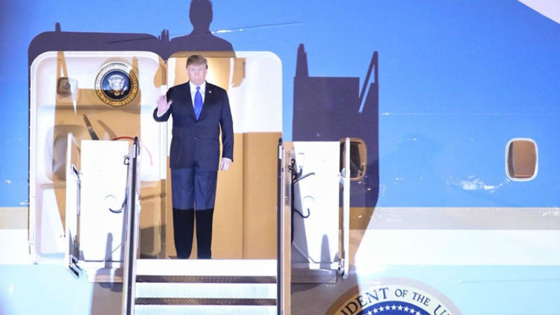 Tổng thống Mỹ Donald Trump bước ra khỏi chuyên cơ Air Force One ở sân bay Nội Bài tối 26/2.