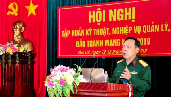 Đại tá Nguyễn Hồng Giang, Phó chủ nhiệm Chính trị Binh đoàn 15 giới thiệu chuyên đề tại hội nghị tập huấn
