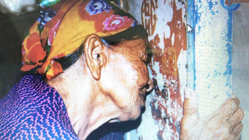 Mẹ Hà Thị Liên áp má vào tấm bia đá khắc tên liệt sĩ Đào Kim Cương bật khóc 