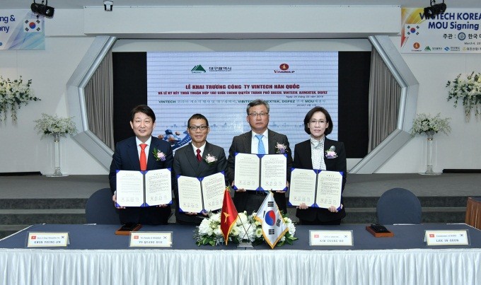Đại diện Công ty VinTech và VinFast, Chính quyền thành phố Daegu, Khu kinh tế Tự do Daegu Gyeongbuk và Công ty AJINEXTEK đã ký biên bản ghi nhớ hợp tác
