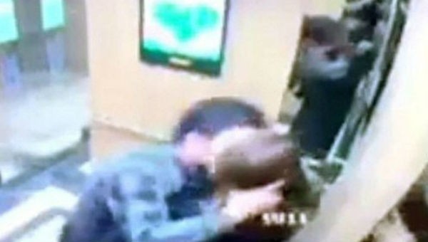 Người đàn ông có hành động sàm sỡ, cưỡng hôn bất chấp sự phản ứng của nữ sinh viên ngay trong thang máy bị camera an ninh ghi lại