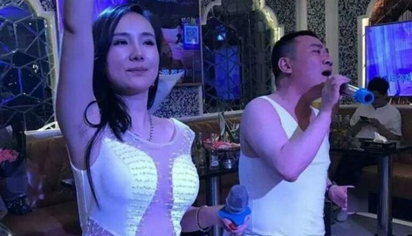 Can Lộ Lộ bị bắt gặp hát tại một quán karaoke. Đây cũng là công việc mưu sinh chính của cô sau khi bị cấm sóng truyền hình. Ảnh Vietnamnet