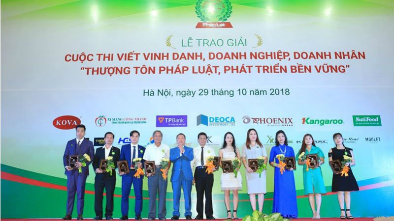 Tiến sỹ Đào Văn Hội, Tổng Biên tập Báo PLVN tặng hoa và kỷ niệm chương cho các doanh nhân là nhân vật của các tác phẩm tham dự cuộc thi.