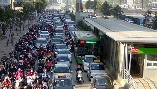Đề xuất hạn chế xe máy thử nghiệm ở đường Lê Văn Lương gây nhiều ý kiến trái chiều