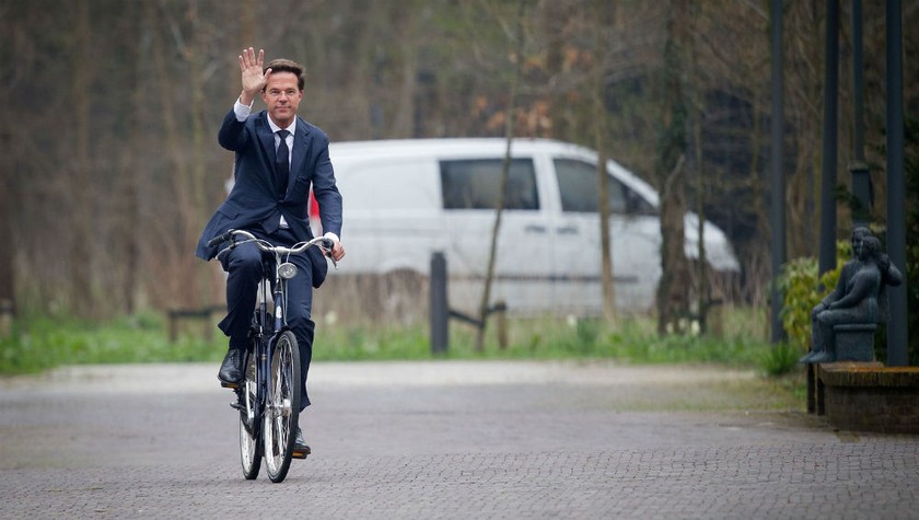 Thủ Tướng Hà Lan đi làm bằng xe đạp 