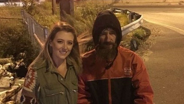 Bức ảnh mà Katelyn McClure đăng tải vào tháng 11/2017, khi kể rằng Johnny Bobbitt đã giúp đỡ mình trên đường cao tốc