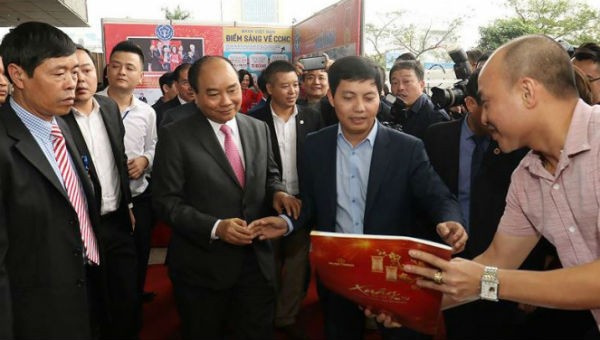 Thủ tướng Nguyễn Xuân Phúc ghé thăm gian trưng bày của Báo PLVN tại Hội Báo toàn quốc 2019