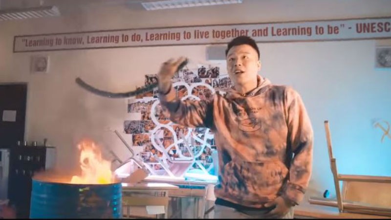 Mượn phòng học, Richoi đốt sách vở của các em học sinh để quay MV