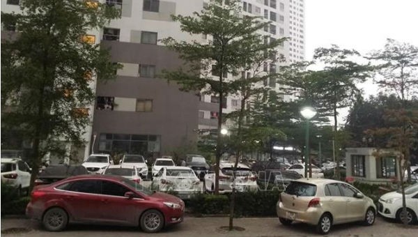 Tình trạng chiếm dụng vỉa hè để ô tô tràn lan ở chung cư Linh Đàm, quận Hoàng Mai