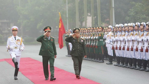 Đại tướng Lương Cường và Trung tướng Thongloi Silivong duyệt đội danh dự