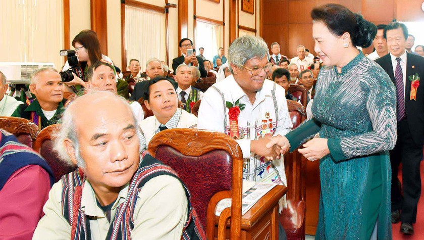 Chủ tịch Quốc hội Nguyễn Thị Kim Ngân thăm hỏi các Già làng.