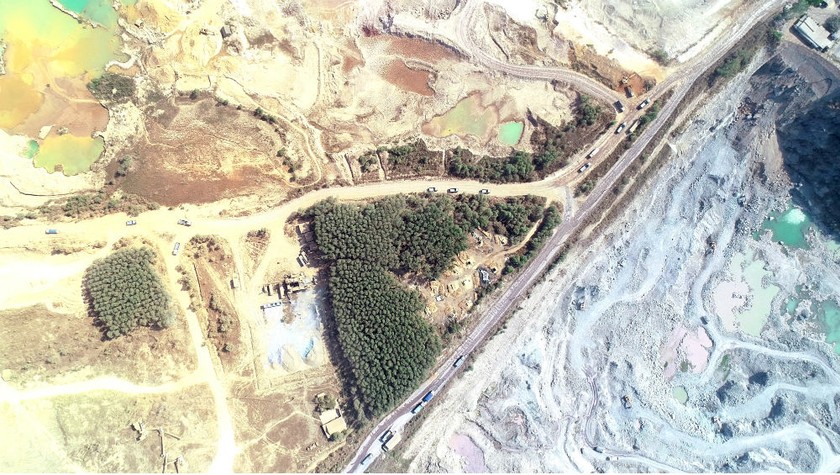 Cả một vùng đất mênh mông xưa kia từng thuộc Công ty Thuận Thành, nay đã bị cưỡng chế giao Dona Coop biến thành mỏ đá, chưa trả một xu bồi thường.