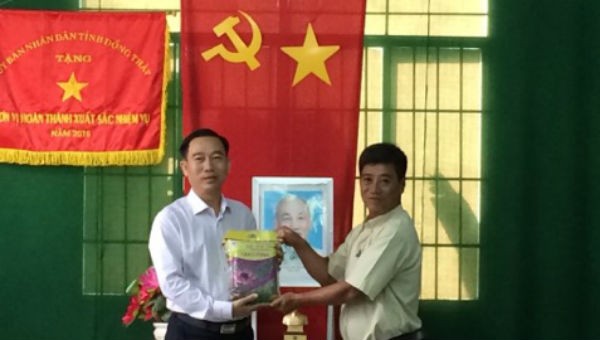Ông Trãi tặng quà là sản phẩm gạo sạch Tân Cường cho Đoàn công tác huyện Đất Đỏ, tỉnh Bà Rịa - Vũng Tàu