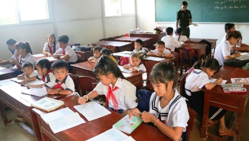 Giờ học của các em học sinh trong lớp học “đặc biệt” trên đảo Hòn Chuối.
