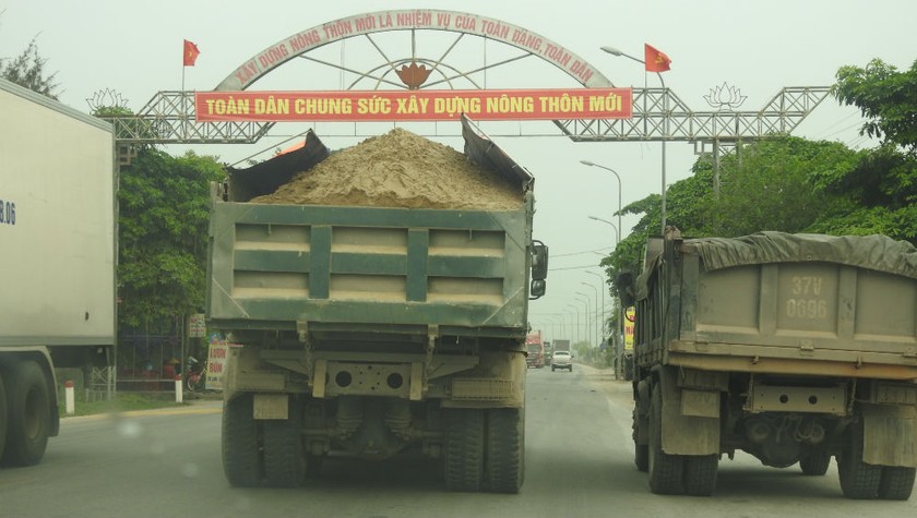 Xe cơi nới, chở đất, cát rơi vãi trên các tuyến đường tại Nghệ An. 
