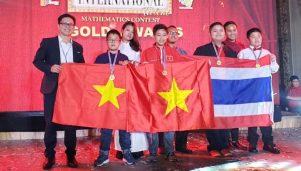 Hai học sinh đạt huy chương vàng (từ trái sang phải) - Trần Minh Đức và Nguyễn Duy Khôi