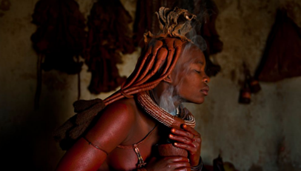 Khói từ cây một dược giúp người Himba toát mồ hôi
