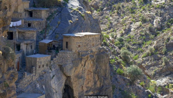 Bộ lạc hơn 500 năm sống cheo leo trên vách đá
