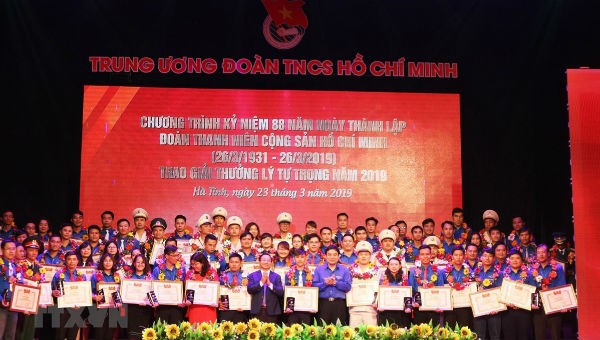 Các cán bộ Đoàn, thanh niên tiêu biểu nhận giải thưởng Lý Tự Trọng năm 2019