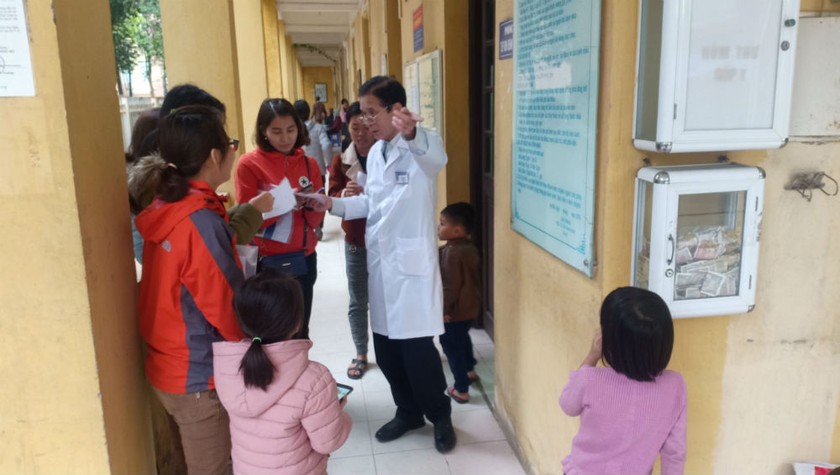 Nhiều phụ huynh tại huyện Thuận Thành, tỉnh Bắc Ninh đưa con đến Viện Sốt rét, ký sinh trùng, côn trùng trung ương kiểm tra sán lợn.