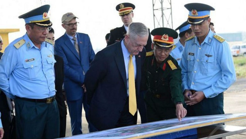 Bộ trưởng Quốc phòng Hoa Kỳ James Mattis thăm khu xử lý chất dioxin tại sân bay Biên Hòa - Đồng Nai.